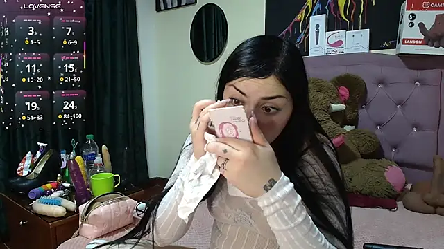 Emmie Hot online show from 5, 6, 2026