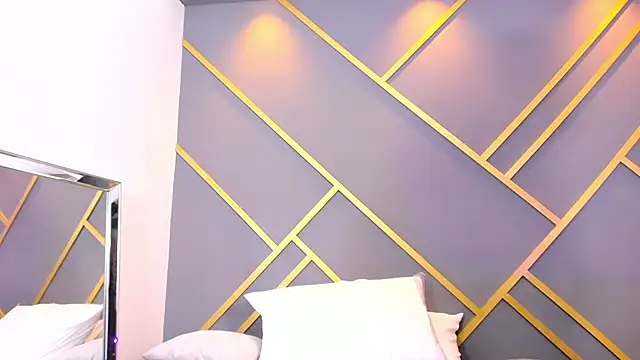 Alaia Colins online show from 4, 3, 2025