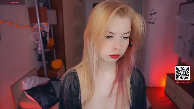 LynetHakes online show from 30, 10, 2025