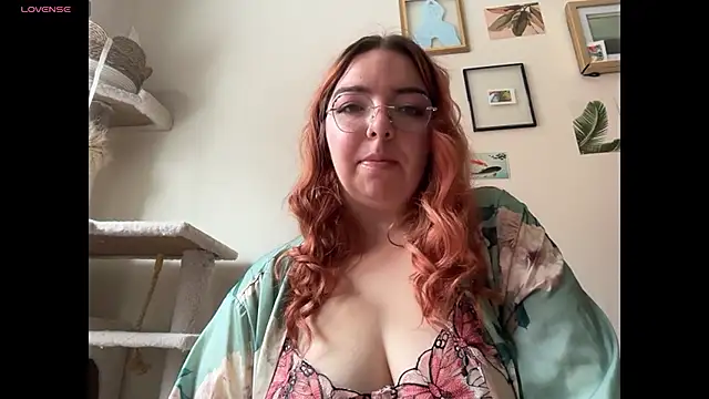 Snapshot of curvycate127 chatting on 29, 11, 2025 curvycate127 online show from 29, 11, 2025