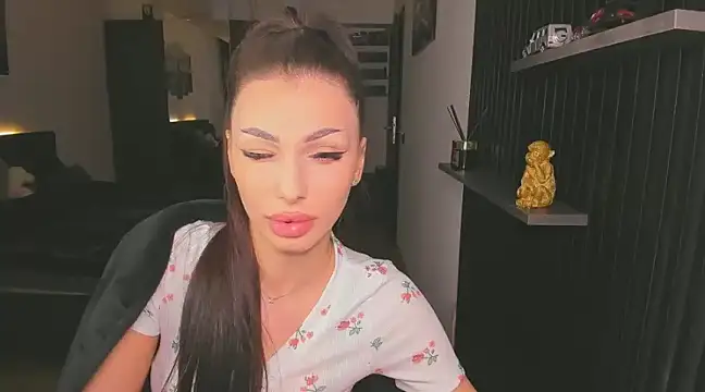 Snapshot of HelenShawn chatting on 28, 1, 2025 HelenShawn online show from 28, 1, 2025