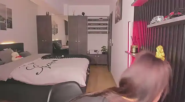 Snapshot of HelenShawn chatting on 2, 2, 2025 HelenShawn online show from 2, 2, 2025