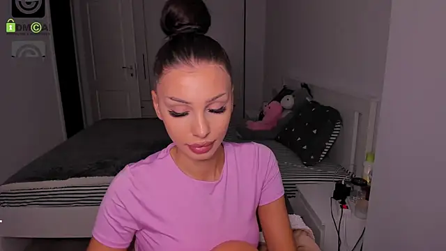 Snapshot of HelenShawn chatting on 7, 10, 2025 HelenShawn online show from 7, 10, 2025