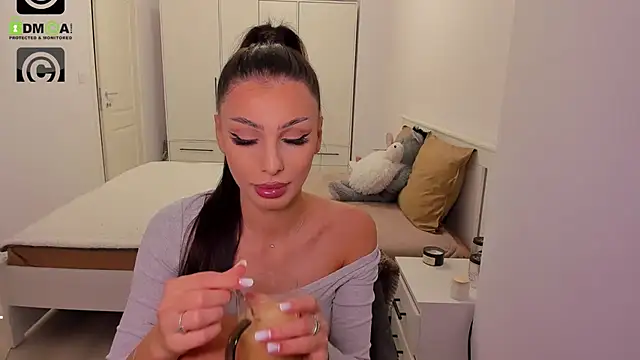 Snapshot of HelenShawn chatting on 14, 10, 2025 HelenShawn online show from 14, 10, 2025