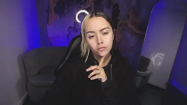 Hela v online show from 8, 11, 2025