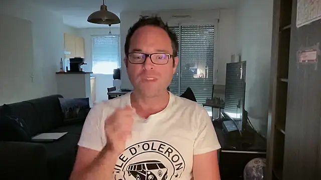 Snapshot of Funnyjul31 chatting on 9, 10, 2025 Funnyjul31 online show from 9, 10, 2025