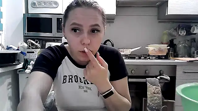 Snapshot of Misssweet_s chatting on 4, 2, 2025 Misssweet s online show from 4, 2, 2025