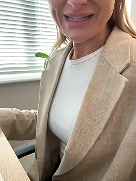 Snapshot of Phoebe_Lily chatting on 28, 10, 2025 Phoebe Lily online show from 28, 10, 2025