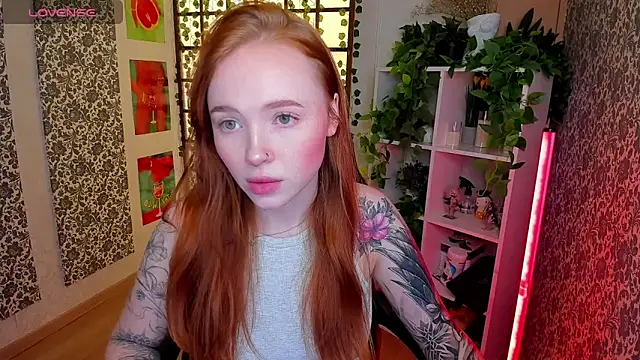 Snapshot of Maya_Light chatting on 8, 10, 2025 Maya Light online show from 8, 10, 2025