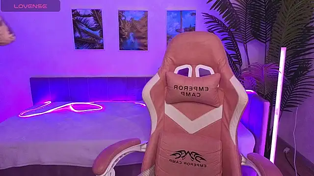 Snapshot of Maya_Light chatting on 18, 10, 2025 Maya Light online show from 18, 10, 2025