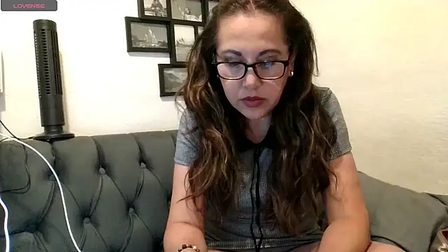 MirandaLatinaLovely online show from 28, 4, 2026