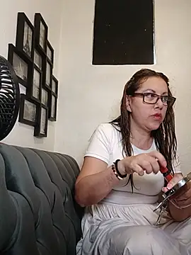 MirandaLatinaLovely online show from 27, 7, 2026