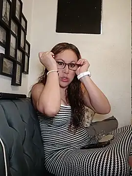 MirandaLatinaLovely online show from 3, 8, 2026