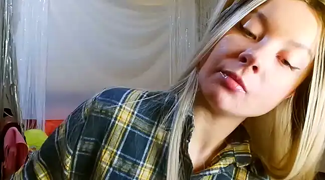 TwerkingCheerleader online show from 6, 3, 2025