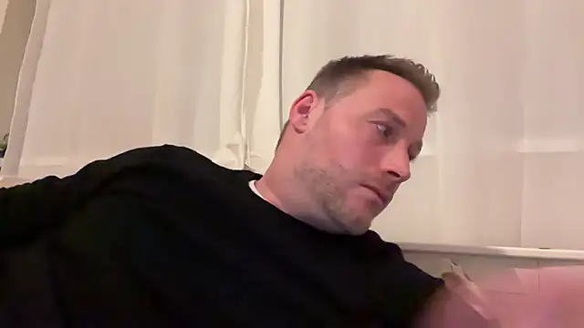 Snapshot of Christian87xxx chatting on 17, 11, 2025 Christian87xxx online show from 17, 11, 2025