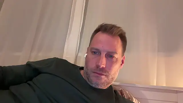 Snapshot of Christian87xxx chatting on 21, 11, 2025 Christian87xxx online show from 21, 11, 2025