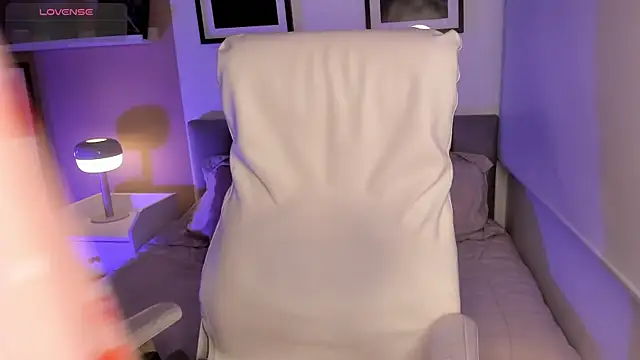 Gigi Strawberry online show from 18, 10, 2025