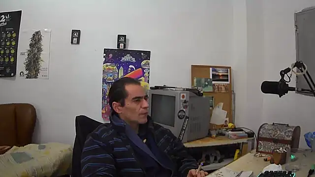 Snapshot of ReyDeBotones chatting on 1, 2, 2025 ReyDeBotones online show from 1, 2, 2025