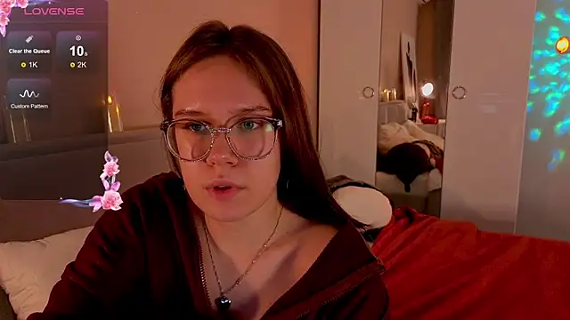 Mia Luw online show from 22, 11, 2025