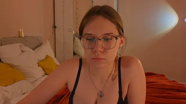 Mia Luw online show from 14, 12, 2025