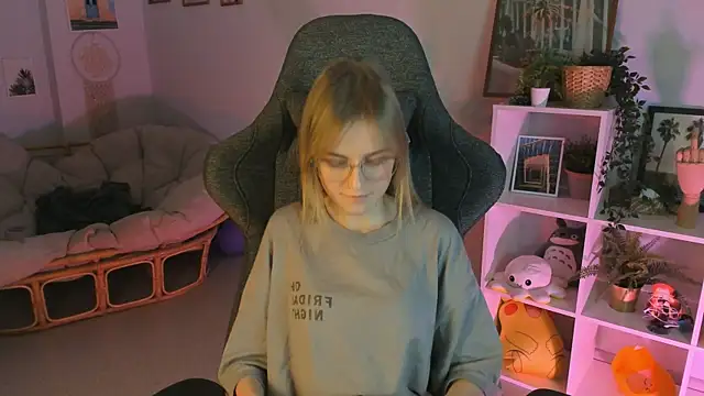 Snapshot of KiraMontoya chatting on 2, 3, 2025 KiraMontoya online show from 2, 3, 2025