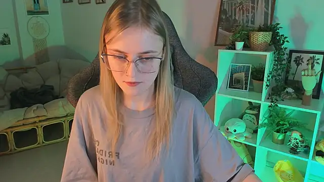 Snapshot of KiraMontoya chatting on 2, 3, 2025 KiraMontoya online show from 2, 3, 2025