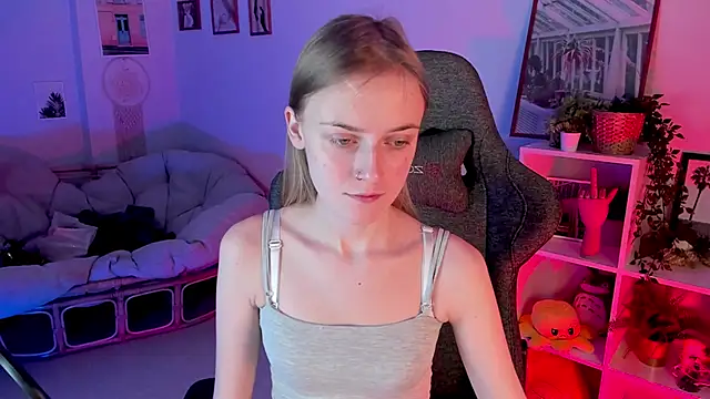 Snapshot of KiraMontoya chatting on 7, 3, 2025 KiraMontoya online show from 7, 3, 2025