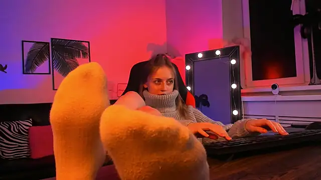 Snapshot of KiraMontoya chatting on 8, 3, 2025 KiraMontoya online show from 8, 3, 2025