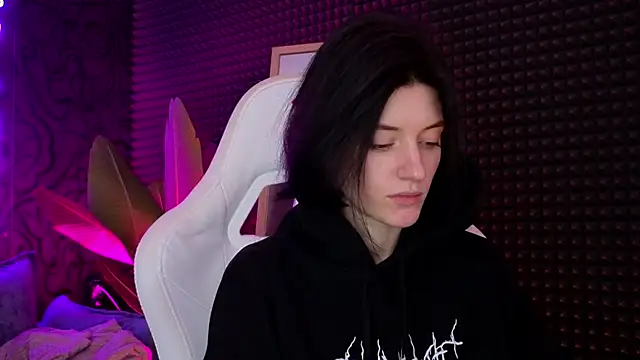 roxy riot  online show from 17, 3, 2025