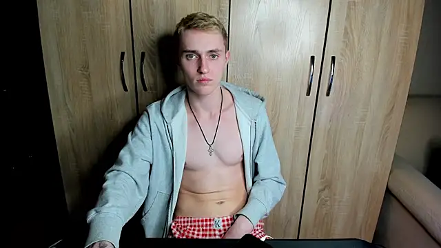 Snapshot of crazybottom99 chatting on 8, 3, 2025 crazybottom99 online show from 8, 3, 2025