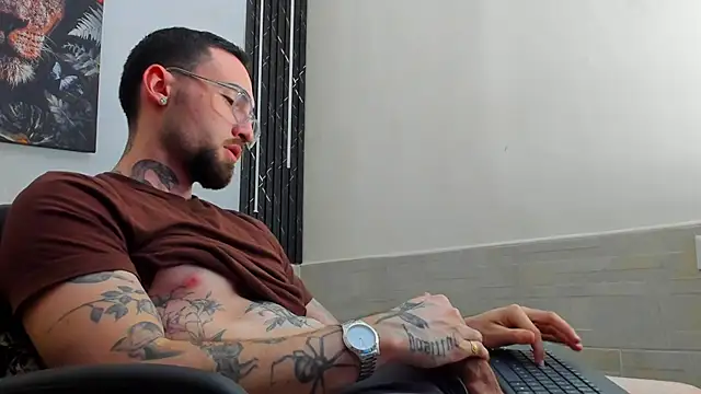 Snapshot of Luke_davis01 chatting on 15, 2, 2025 Luke davis01 online show from 15, 2, 2025