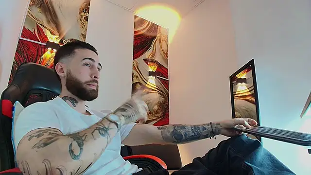 Snapshot of Luke_davis01 chatting on 11, 11, 2025 Luke davis01 online show from 11, 11, 2025