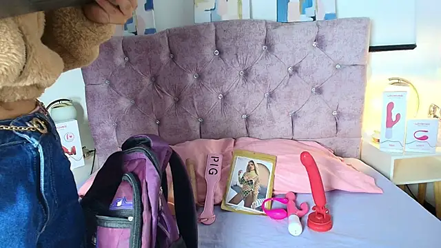 Skye Moore online show from 1, 10, 2025