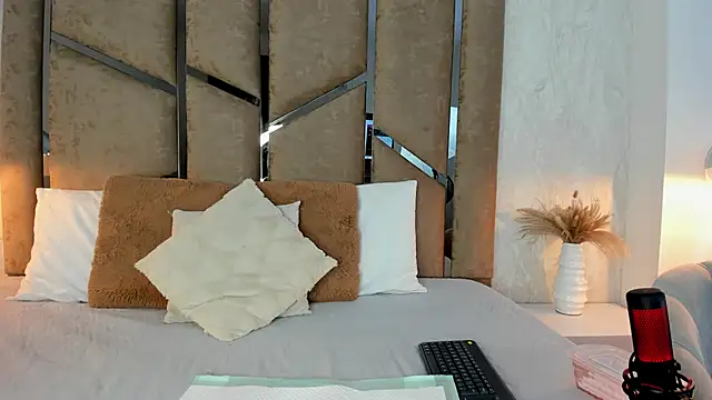 Giselle Lauren online show from 17, 9, 2025