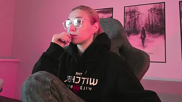 PhilippaAdamas online show from 1, 3, 2025