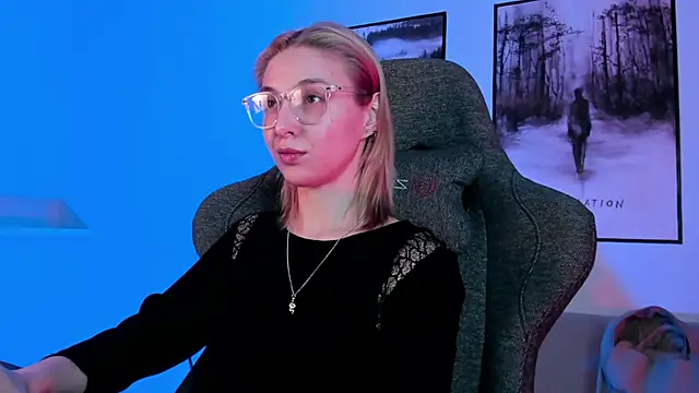 PhilippaAdamas online show from 6, 3, 2025