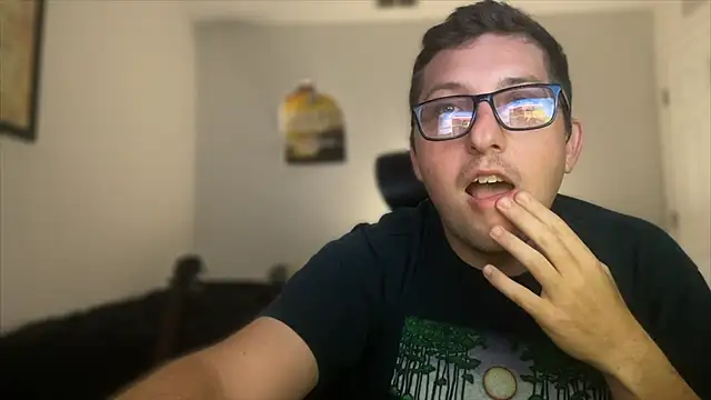 Snapshot of Milflover96 chatting on 6, 10, 2025 Milflover96 online show from 6, 10, 2025