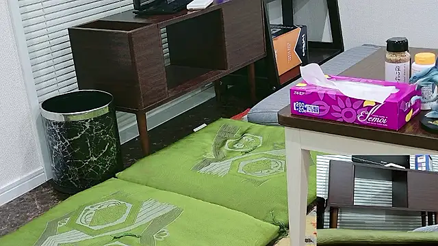 Snapshot of YARASERO-kun chatting on 2, 12, 2025 YARASERO-kun online show from 2, 12, 2025