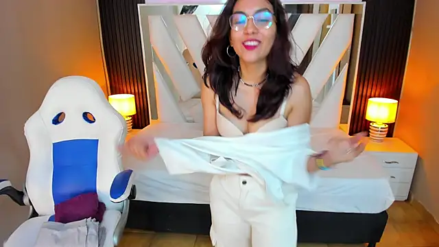 Cristin Petite online show from 4, 3, 2025