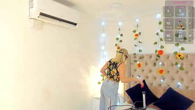 Snapshot of CandieGilson__ chatting on 6, 10, 2025 CandieGilson   online show from 6, 10, 2025