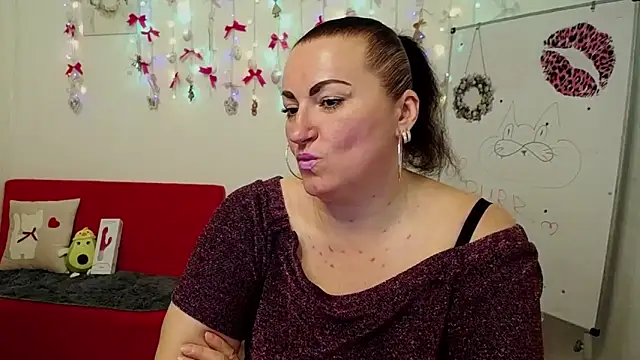 Snapshot of DianaMGG chatting on 2, 4, 2026 DianaMGG online show from 2, 4, 2026