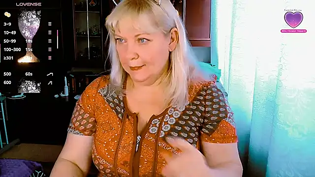 Snapshot of FlowerButterf chatting on 15, 12, 2025 FlowerButterf online show from 15, 12, 2025