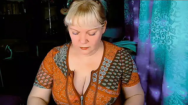 Snapshot of FlowerButterf chatting on 15, 12, 2025 FlowerButterf online show from 15, 12, 2025