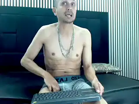 JhonTorres018 online show from 18, 2, 2025