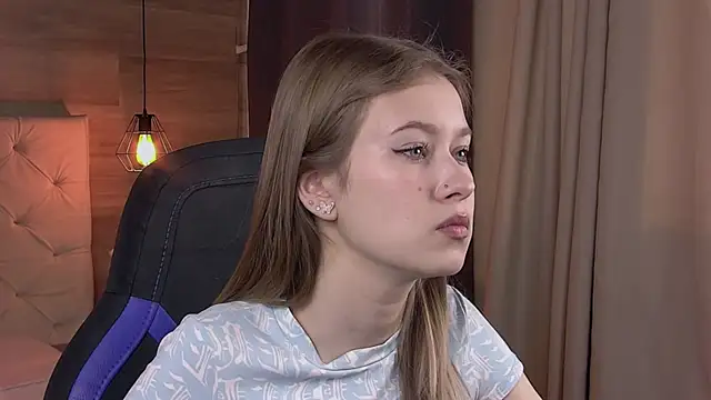 Snapshot of EveMundie chatting on 28, 2, 2025 EveMundie online show from 28, 2, 2025