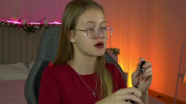 Snapshot of EveMundie chatting on 30, 9, 2025 EveMundie online show from 30, 9, 2025