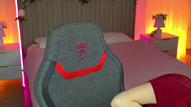 Snapshot of EveMundie chatting on 28, 10, 2025 EveMundie online show from 28, 10, 2025