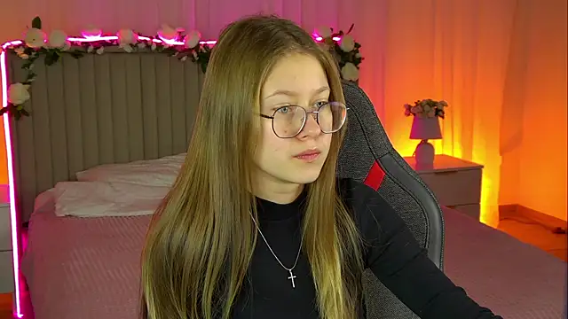 Snapshot of EveMundie chatting on 3, 11, 2025 EveMundie online show from 3, 11, 2025