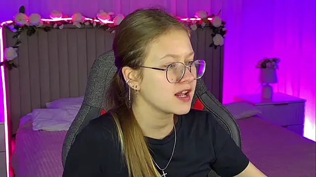 Snapshot of EveMundie chatting on 5, 11, 2025 EveMundie online show from 5, 11, 2025