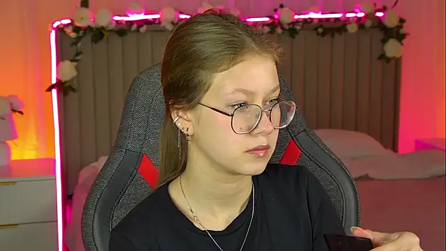 Snapshot of EveMundie chatting on 7, 11, 2025 EveMundie online show from 7, 11, 2025